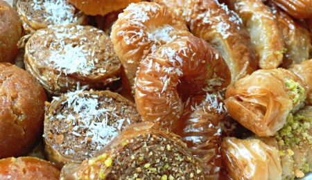 Les pâtisseries orientales de véritables bombes grasses et sucrées : 1 makroud = 3 sucres / 1 zlabia = 17 sucres / 1 datte Medjool = 3 sucres Les pâtisseries orientales de véritables bombes grasses et sucrées : 1 makroud = 3 sucres / 1 zlabia = 17 sucres / 1 datte Medjool = 3 sucres